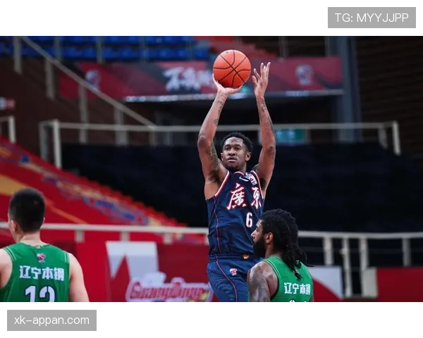 海耶斯低位强打改变防守布局，内线统治力持续影响比赛节奏